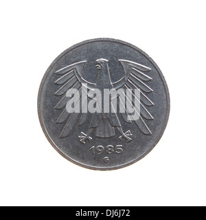 Fünf Deutsche Mark-Münze, die auf einem weißen Hintergrund isoliert Stockfoto