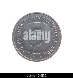 Fünf Deutsche Mark-Münze, die auf einem weißen Hintergrund isoliert Stockfoto
