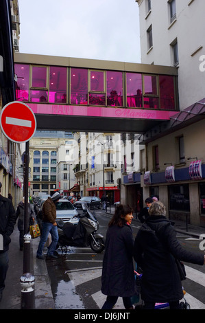 Hochzeitskapelle gesattelt auf eine Straße in Paris, Frankreich Stockfoto