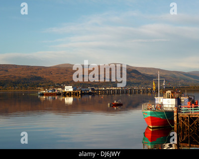 Am späten Nachmittag Sonne leuchtet Loch Linnhe und Boote vertäut am Kai in Fort William in den Highlands von Schottland Stockfoto