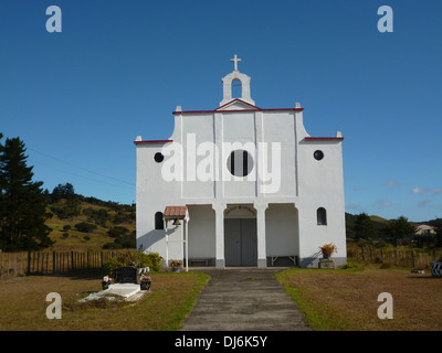 Der spanische Mission Stil Sankt Peter ist nur eine von mehreren schönen historischen Kirchen in Hokianga, Neuseeland Stockfoto