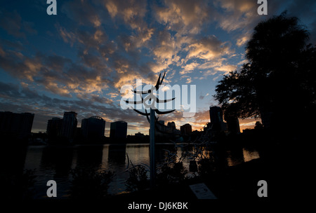 Siehe Art Orlando "Nehmen Sie Flight" des Künstlers Douwe Blumberg am Lake Eola Skulptur mit der Innenstadt von Orlando, Florida-Gebäuden. Stockfoto