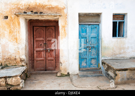 Alte Holztüren in einem indischen Dorf. Andhra Pradesh, Indien Stockfoto