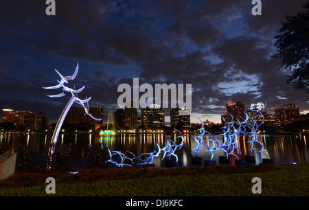 Siehe Art Orlando "Nehmen Sie Flight" des Künstlers Douwe Blumberg am Lake Eola Skulptur mit der Innenstadt von Orlando, Florida-Gebäuden. Stockfoto
