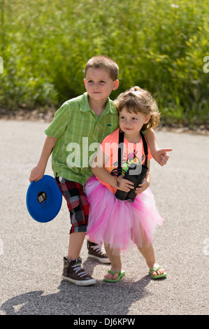 Fünf Jahre alten Bruder und drei Jahre alte Schwester posiert für die Kamera Stockfoto