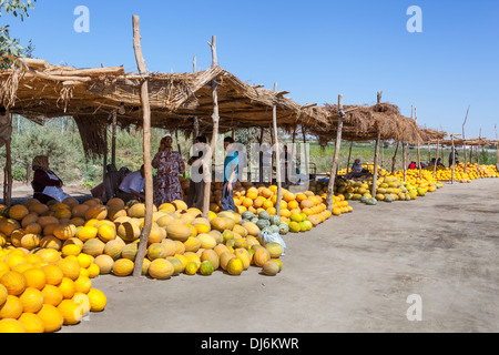 Melonen für den Verkauf in einem Outdoor-Markt, Shabboz, Beruniy Bezirk, in der Nähe von Urgentsch, Usbekistan Stockfoto