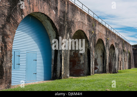 Kasematten mit Tür, Fort Morgan State Historic Site, Fort Morgan, Alabama. Stockfoto