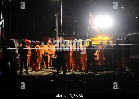 Qingdao, Provinz Shandong, China. 22. November 2013. Wartungspersonal arbeiten auf dem Gelände der eine Explosion einer Gaspipeline in Qingdao, der ostchinesischen Provinz Shandong, 22. November 2013. Mindestens 35 Menschen wurden getötet und 166 anderen verletzt, als eine Undichte Rohrleitung gefangen Feuer und am Freitagmorgen in Qingdao explodierte. Das Feuer ist erloschen und die Arbeit der sekundären Notfall Prävention und Rohrleitungsbau Rehabilitation ist im Gange. Bildnachweis: Xinhua/Alamy Live-Nachrichten Stockfoto