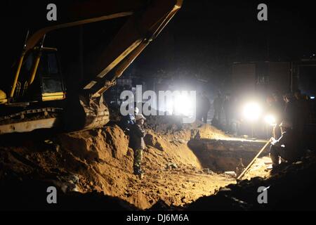 Qingdao, Provinz Shandong, China. 22. November 2013. Wartungspersonal arbeiten auf dem Gelände der eine Explosion einer Gaspipeline in Qingdao, der ostchinesischen Provinz Shandong, 22. November 2013. Mindestens 35 Menschen wurden getötet und 166 anderen verletzt, als eine Undichte Rohrleitung gefangen Feuer und am Freitagmorgen in Qingdao explodierte. Das Feuer ist erloschen und die Arbeit der sekundären Notfall Prävention und Rohrleitungsbau Rehabilitation ist im Gange. Bildnachweis: Xinhua/Alamy Live-Nachrichten Stockfoto