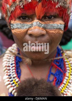 Frau von Goroka Provinz Singsing Group Mitglied, Goroka Show, Papua New Guinea Stockfoto