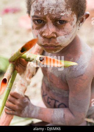 Junge mit Bambus Finger, Keketo Maske tanzen Singsing Group - Goroka Show, Papua New Guinea Stockfoto