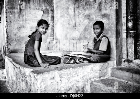 Junge indische Mädchen tun Schule arbeiten außerhalb ihrer indischen Dorf nach Hause. Andhra Pradesh, Indien Stockfoto