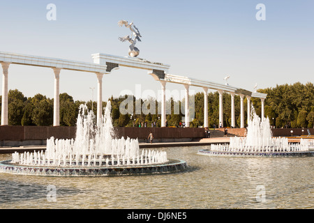 Wasserfontänen und Ezgulik Unabhängigkeit Arch, Independence Square, Mustakillik Maydoni, Taschkent, Usbekistan Stockfoto
