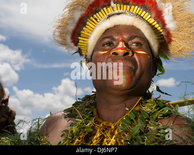 Yapa Rücken Singsing Seitengruppe, Jiwaka Provinz - Goroka Show, Papua-Neu-Guinea Stockfoto