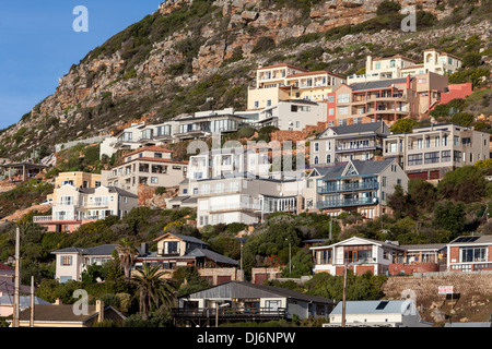 Südafrika. Häuser mit Blick auf Glencairn Beach, südlich von Kapstadt. Stockfoto