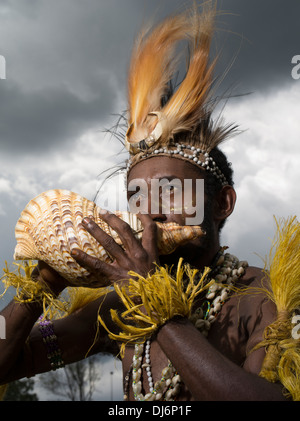 Mann mit Conch Shell Horn, Eastern Highlands Province - Goroka Show, Papua-Neu-Guinea Stockfoto