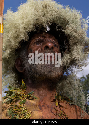 Älterer Mann Goroku habe Singsing Maskengruppe, Daulo Bezirk, Eastern Highlands District - Goroka Show, Papua-Neu-Guinea Stockfoto