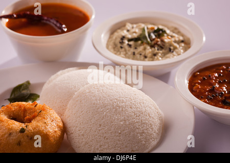 Idli Vada ist eine südindische Frühstücksgericht mit Kokos-Chutney und Sambar serviert Stockfoto