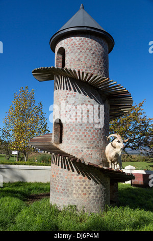 Südafrika. Eine Saanen Ziege, eine Schweizer Rasse, auf dem Ziegen-Turm in Fairview Winery, Paarl Gegend, in der Nähe von Kapstadt. Stockfoto