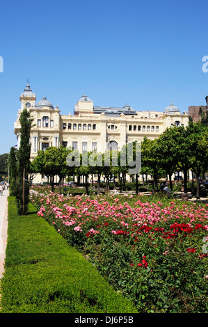 Rathaus (Ayuntamiento de Malaga) entlang der Avenida Cervantes und Jardines Pedro Luis Alonso, Malaga, Spanien. Stockfoto