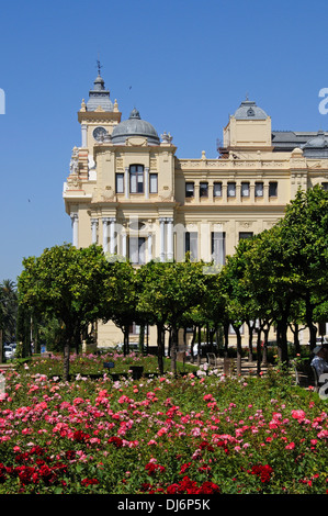 Rathaus (Ayuntamiento de Malaga) entlang der Avenida Cervantes und Jardines Pedro Luis Alonso, Malaga, Spanien. Stockfoto