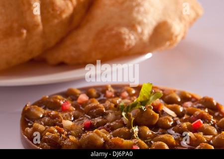 Chola Batura - Batura ist ein traditionelles North Indian Punjabi klassischen Brot genossen mit Chola - zusammen als "Chola Batura" genannt Stockfoto