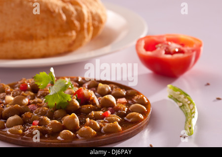 Chola Batura - Batura ist ein traditionelles North Indian Punjabi klassischen Brot genossen mit Chola - zusammen als "Chola Batura" genannt Stockfoto