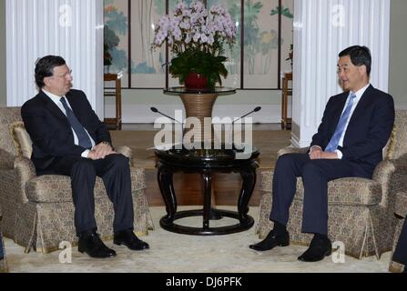 Hong Kong, China. 23. November 2013. (Chief Executive of Hong Kong Special Administrative Region Leung Chun-ying (R) trifft sich mit EU-Kommissionspräsident Jose Manuel Barroso in Hongkong, Südchina, 23. November 2013. (Xinhua) (Ry) Bildnachweis: Xinhua/Alamy Live-Nachrichten Stockfoto