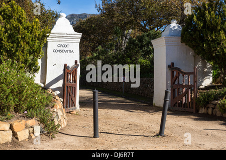 Südafrika. Altes Eingangstor zum Groot Constantia, älteste Weingut in Südafrika, gründete 1685. Stockfoto