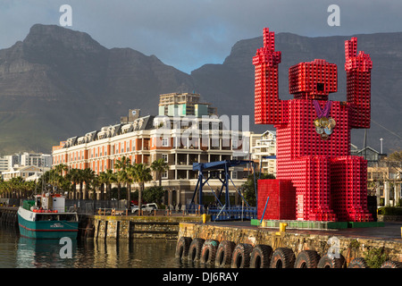 Südafrika, Cape Town. "Lego Mann"-Skulptur aus 4200 Coca Cola Kunststoffkisten. Stockfoto