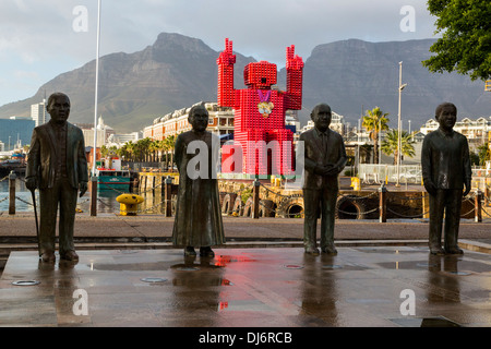 Südafrika, Cape Town. Nobel Square Statuen von Albert Luthuli, Desmond Tutu, FW de Klerk und Nelson Mandela. Stockfoto