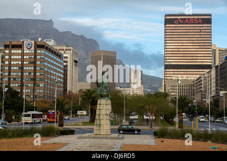 Südafrika, Cape Town. Statue von Bartholomew Diaz im Kreisverkehr. Adderley Street im Hintergrund. Stockfoto