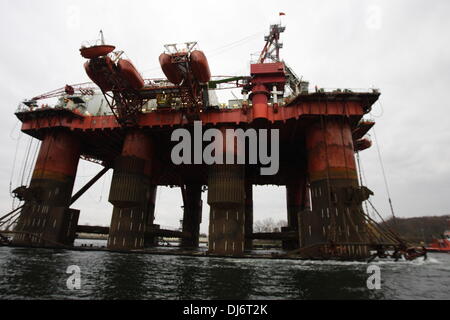 Danzig, Polen 23., November 2013 sicher Scandinavia-Bohrinsel nach Gdansk Port geht. Sichere Scandinavia wird in "Remontowa" Danziger Werft repariert werden. Bildnachweis: Michal Fludra/Alamy Live-Nachrichten Stockfoto