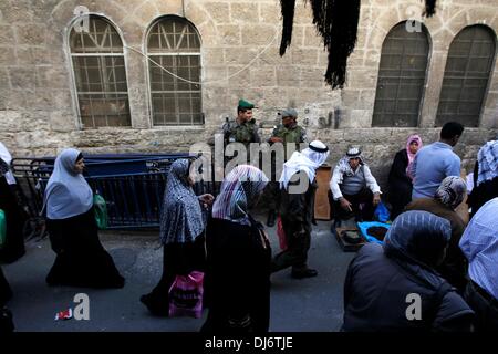 Jerusalem, Israel. 23. November 2013.  Palästinensischen Volkes weiter 22. November 2013 eine Truppe der israelischen Grenzpolizei auf ihrem Weg zum Freitagsgebet am al-Aqsa-Moschee in der Altstadt von Jerusalem. Bildnachweis: Muammar Awad/Xinhua/Alamy Live-Nachrichten Stockfoto