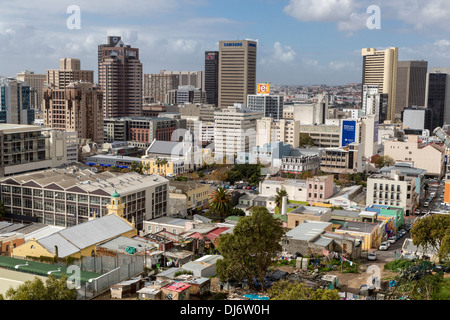 Südafrika. Kapstadt von Bo-Kaap Hügel. Vorstadt wohnen am Fuße des Hügels, im Vordergrund. Stockfoto