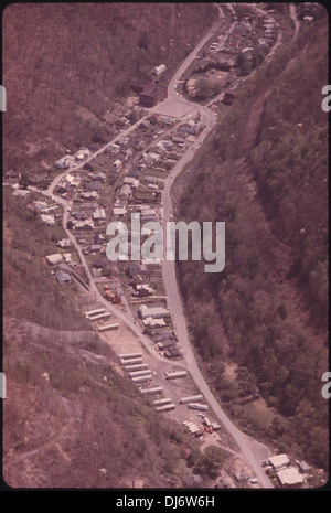 LUFTAUFNAHME DES CHATTAROY, WEST VIRGINIA, IN DER NÄHE VON WILLIAMSON ZEIGT DER SCHULE NAHE DEM OBEREN RAND DES BILDES. ES GIBT KEINE. 463 Stockfoto