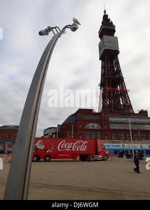 BLACKPOOL, VEREINIGTES KÖNIGREICH. 23. November 2013. Coca-Cola Weihnachtstruck kommt bei Blackpool auf seine erste Etappe ihrer Tour in Großbritannien. Bildnachweis: Sue Burton/Alamy Live-Nachrichten Stockfoto