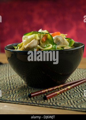 Schüssel rühren gebraten Gemüse und Nudeln mit Essstäbchen Stockfoto