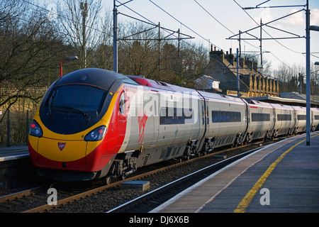 Jungfrau-Züge Klasse 390 Pendolino 390 129 'Stadt Stoke on Trent"bei Oxenholme Station, Cumbria, England, Großbritannien, Europa. Stockfoto