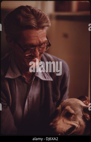 EDGAR ZORNES CLOTHIER, WEST VIRGINIA, IN DER NÄHE VON MADISON MIT SEINEM HUND. EIN BERGMANN SEIT 23 JAHREN SCHWARZE LUNGE. ÄRZTE. 421 Stockfoto