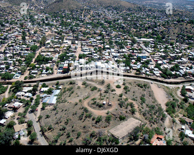 Luftaufnahme von den Grenzzaun zwischen Nogales, Arizona von Nogales, Mexiko 1. Juni 2010 in Nogales, AZ. Stockfoto