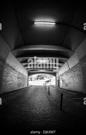 Licht am Ende des Tunnels schwarz / weiß Stockfoto