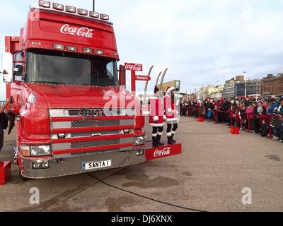 BLACKPOOL, VEREINIGTES KÖNIGREICH. 23. November 2013. Coca-Cola Weihnachtstruck kommt bei Blackpool auf seine erste Etappe ihrer Tour in Großbritannien. Bildnachweis: Sue Burton/Alamy Live-Nachrichten Stockfoto