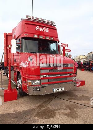 BLACKPOOL, VEREINIGTES KÖNIGREICH. 23. November 2013. Coca-Cola Weihnachtstruck kommt bei Blackpool auf seine erste Etappe ihrer Tour in Großbritannien. Bildnachweis: Sue Burton/Alamy Live-Nachrichten Stockfoto