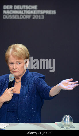 Düsseldorf, Deutschland. 22. November 2013. Der ehemalige norwegische Premierminister und Empfänger von einem ehrenamtlichen Deutschen Nachhaltigkeitspreis, Gro Harlem Brundtland, spricht bei der Verleihung des Deutschen Nachhaltigkeitspreis in Düsseldorf, Deutschland, 22. November 2013. Die Auszeichnung würdigt "Deutschlands nachhaltigste Unternehmen und Bauprojekte". Foto: Jan-Philipp Strobel/Dpa/Alamy Live News Stockfoto