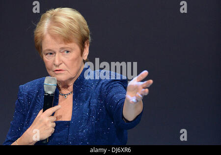 Düsseldorf, Deutschland. 22. November 2013. Der ehemalige norwegische Premierminister und Empfänger von einem ehrenamtlichen Deutschen Nachhaltigkeitspreis, Gro Harlem Brundtland, spricht bei der Verleihung des Deutschen Nachhaltigkeitspreis in Düsseldorf, Deutschland, 22. November 2013. Die Auszeichnung würdigt "Deutschlands nachhaltigste Unternehmen und Bauprojekte". Foto: Jan-Philipp Strobel/Dpa/Alamy Live News Stockfoto