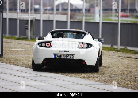 Danzig, Polen 23. November 2013 Re: Stadt-recycling und ökologische Messe. Tesla Elektro-Sportwagen Präsentation. Der Tesla Roadster ist eine Batterie Elektrofahrzeug Sportwagen produziert durch englische Tesla Motors Company. Bildnachweis: Michal Fludra/Alamy Live-Nachrichten Stockfoto