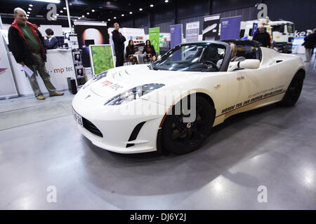 Danzig, Polen 23. November 2013 Re: Stadt-recycling und ökologische Messe. Tesla Elektro-Sportwagen Präsentation. Der Tesla Roadster ist eine Batterie Elektrofahrzeug Sportwagen produziert durch englische Tesla Motors Company. Bildnachweis: Michal Fludra/Alamy Live-Nachrichten Stockfoto