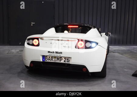 Danzig, Polen 23. November 2013 Re: Stadt-recycling und ökologische Messe. Tesla Elektro-Sportwagen Präsentation. Der Tesla Roadster ist eine Batterie Elektrofahrzeug Sportwagen produziert durch englische Tesla Motors Company. Bildnachweis: Michal Fludra/Alamy Live-Nachrichten Stockfoto