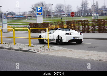 Danzig, Polen 23. November 2013 Re: Stadt-recycling und ökologische Messe. Tesla Elektro-Sportwagen Präsentation. Der Tesla Roadster ist eine Batterie Elektrofahrzeug Sportwagen produziert durch englische Tesla Motors Company. Bildnachweis: Michal Fludra/Alamy Live-Nachrichten Stockfoto